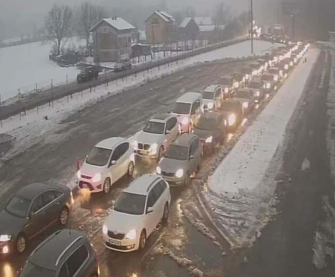 Duge kolone na izlazu iz BiH prema Hrvatskoj